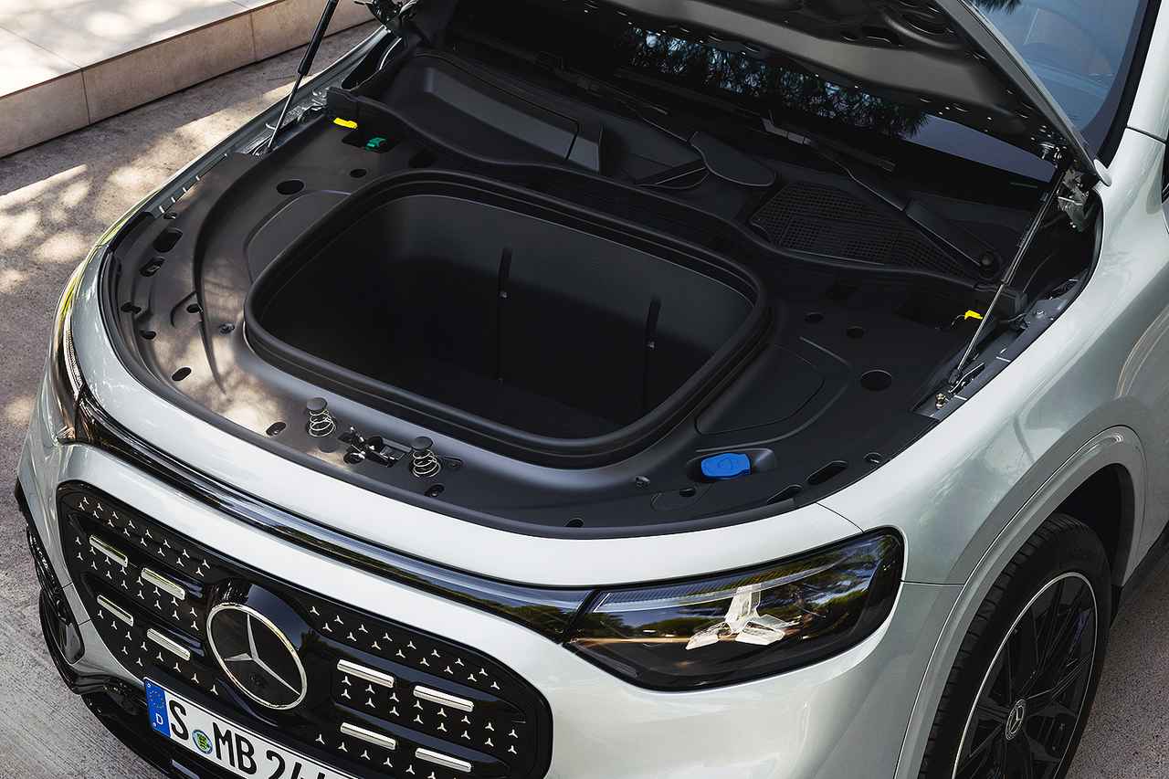 画像: フロントにエンジンを搭載していないBEVゆえ、127Lのフランクが備わる。