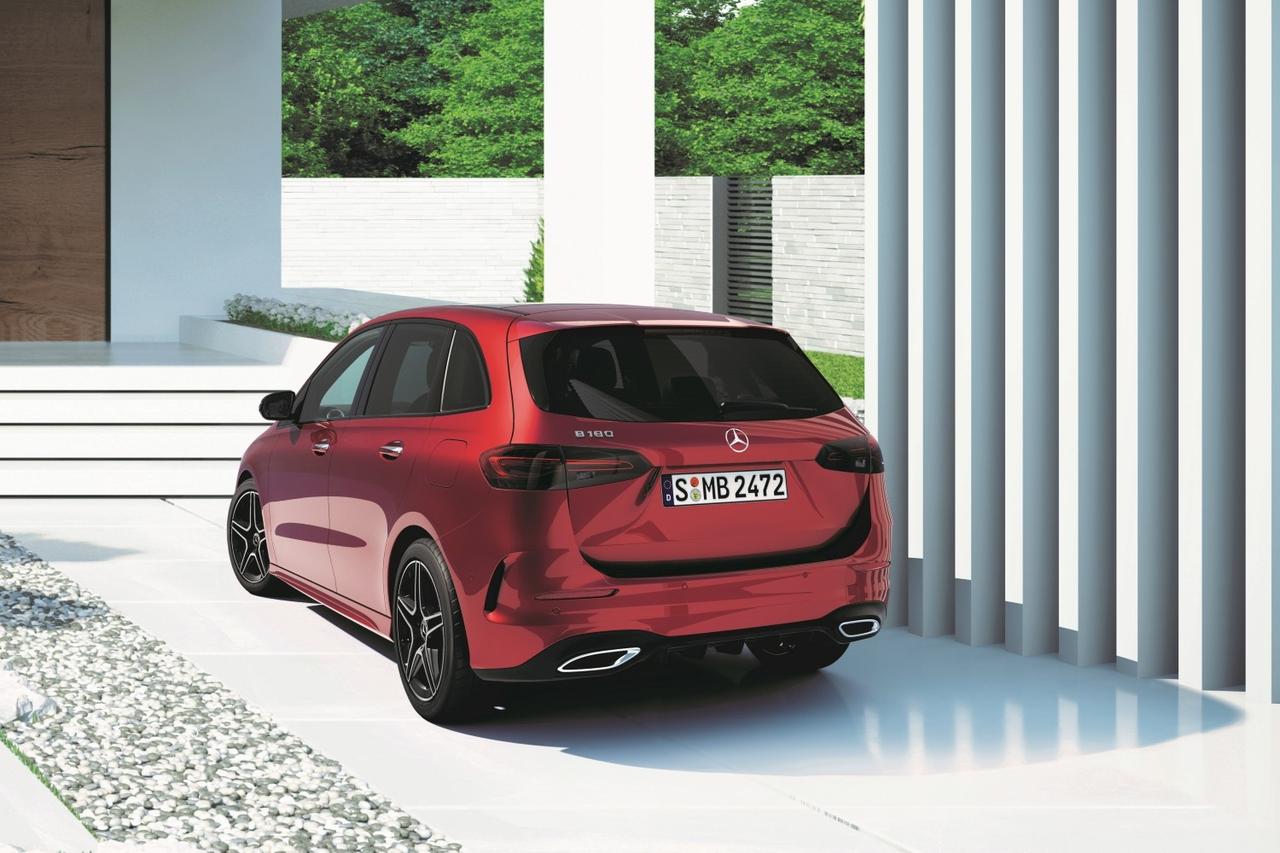 画像: 水平基調のリアデザインと力強いバンパー造形が特徴。ナイトパッケージのブラック加飾が後ろ姿にも精悍さを与えている。