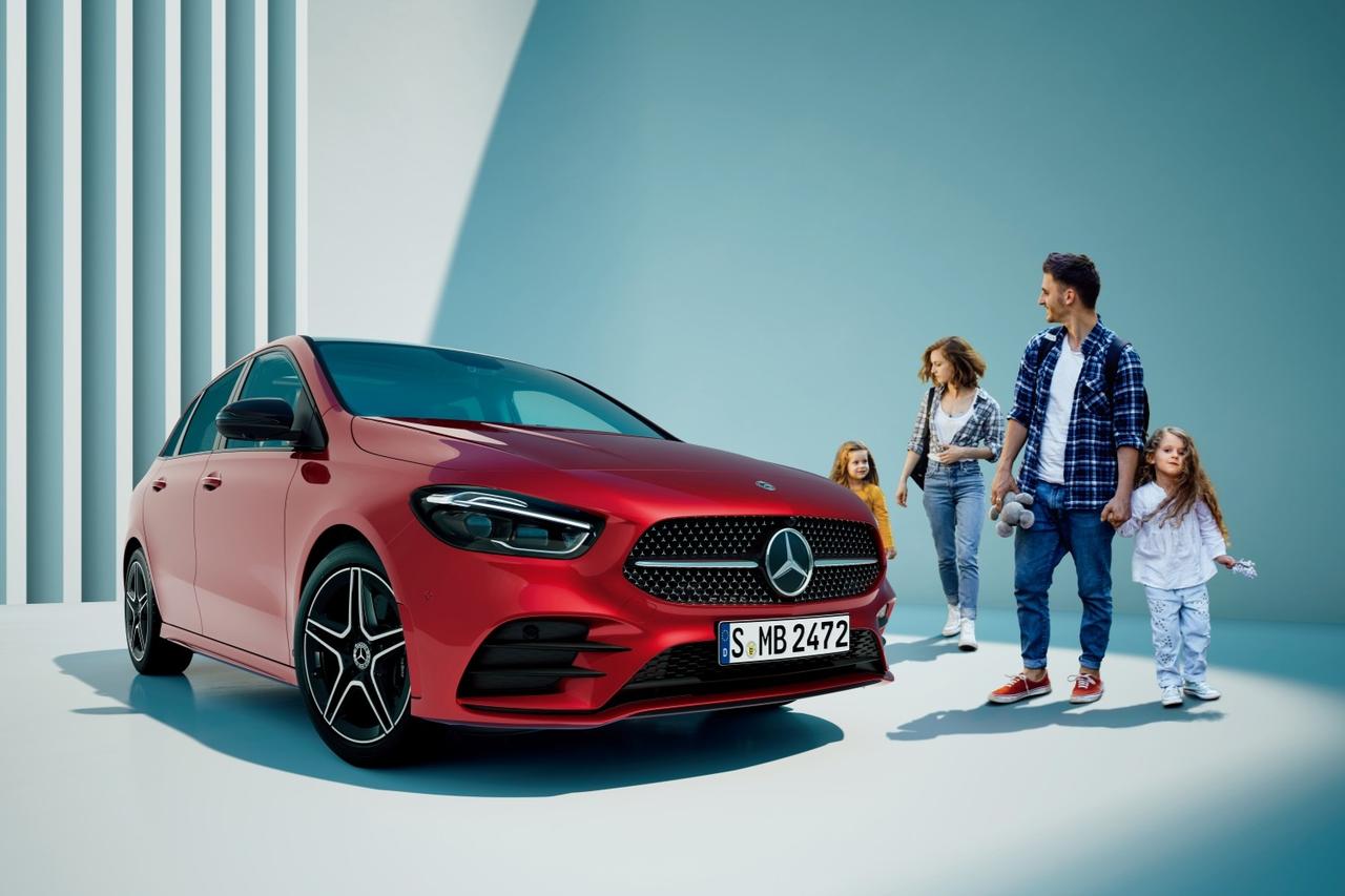 画像: コンパクトな全長に対して室内と荷室にゆとりがあり、家族での移動を無理なくこなせるBクラス。都市部でも扱いやすく、日常使いで頼れる一台だ。