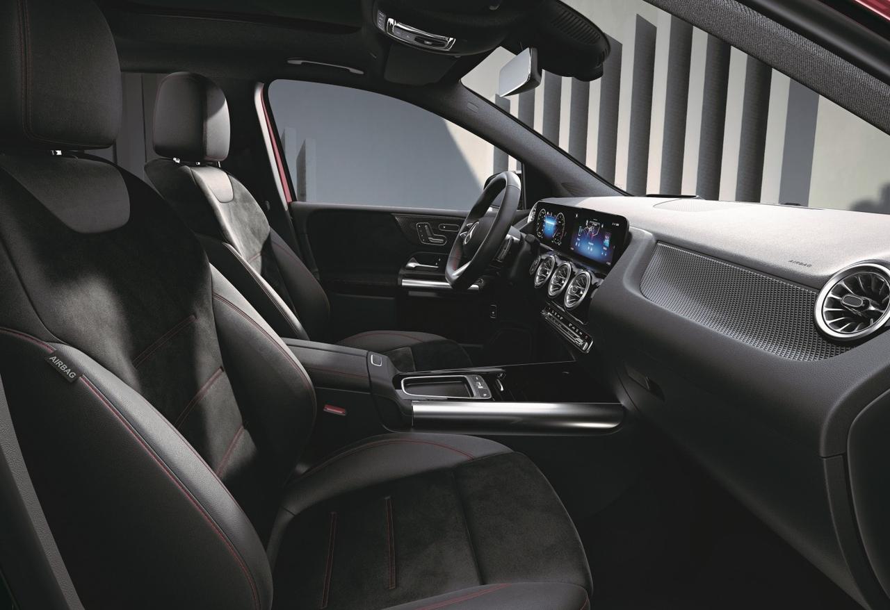 画像: フロントシートは質感を楽しめる合成皮革の「レザーARTICO/MICROCUT」を装備。