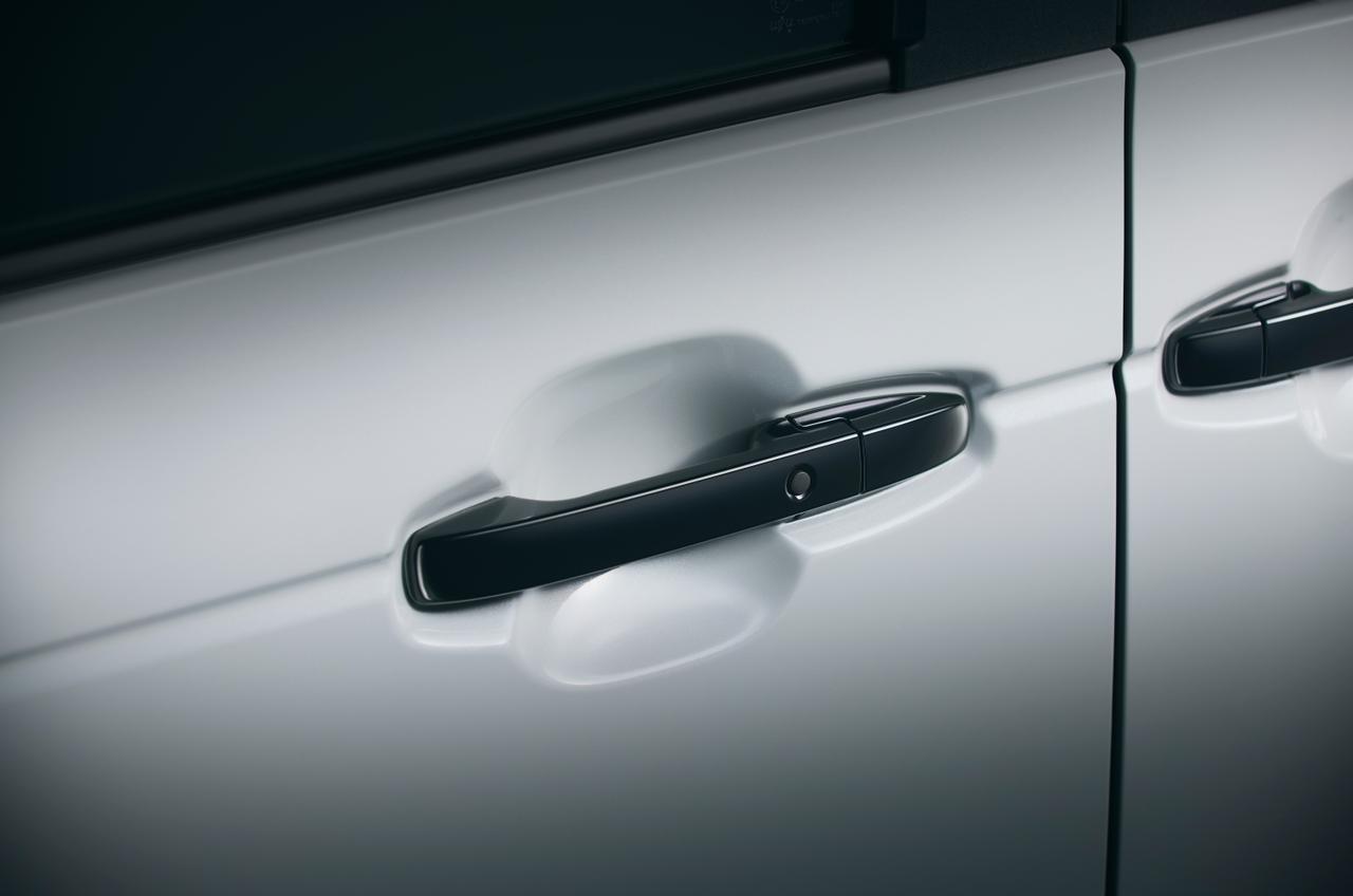 画像: アウタードアハンドルもクリスタルブラック塗装となる。