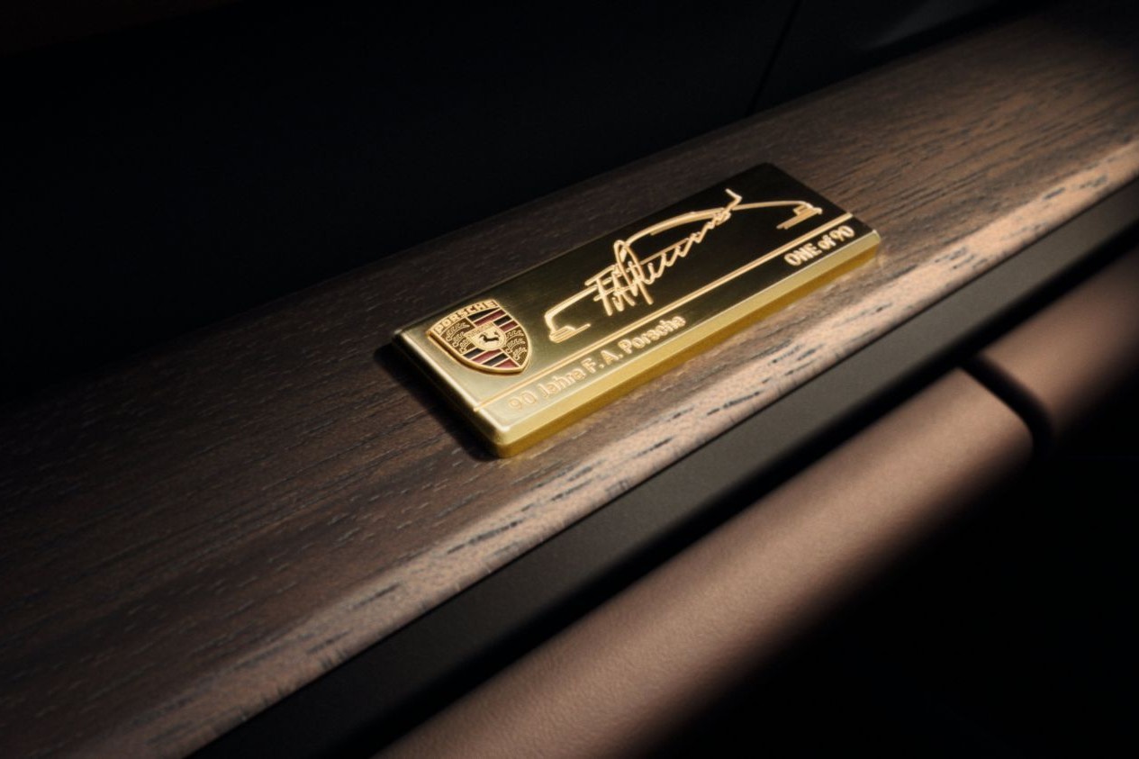 画像: ダッシュボードの装飾トリムには、F. A.ポルシェ氏のサインのレプリカ、オリジナルの911のシルエット、「One of 90」の文字をあしらったもう一枚のゴールドメッキのプレートが配されている。