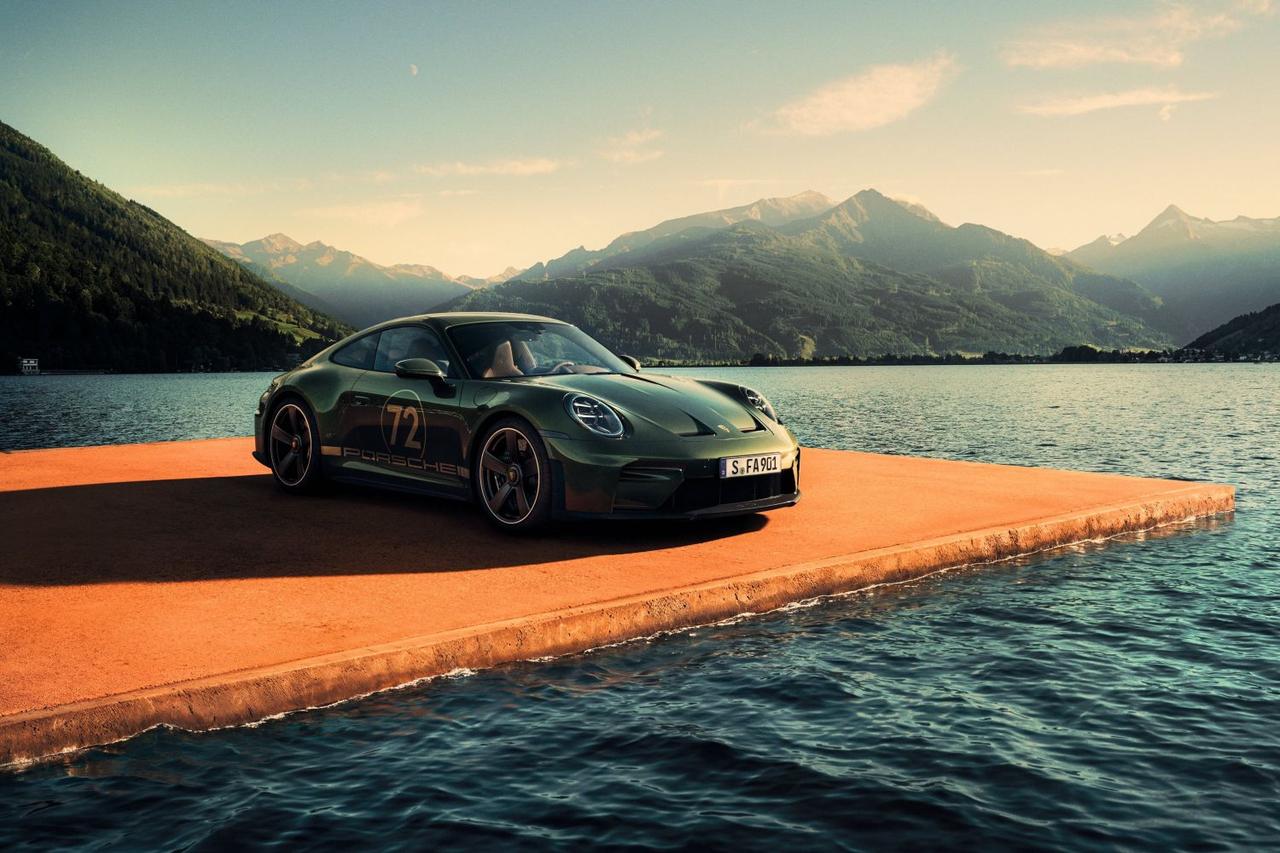 画像: コレクターズアイテムのベースとなったのは、展開式リアスポイラーを装備した911 GT3ツーリングパッケージ。