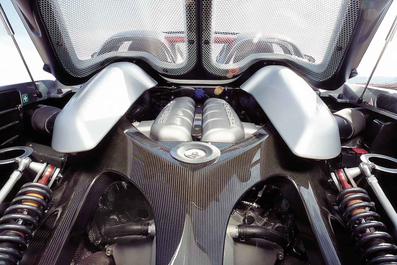 画像: プロトタイプでは5.5LだったV10 DOHCエンジンは市販バージョンでは5.7Lにアップされた。