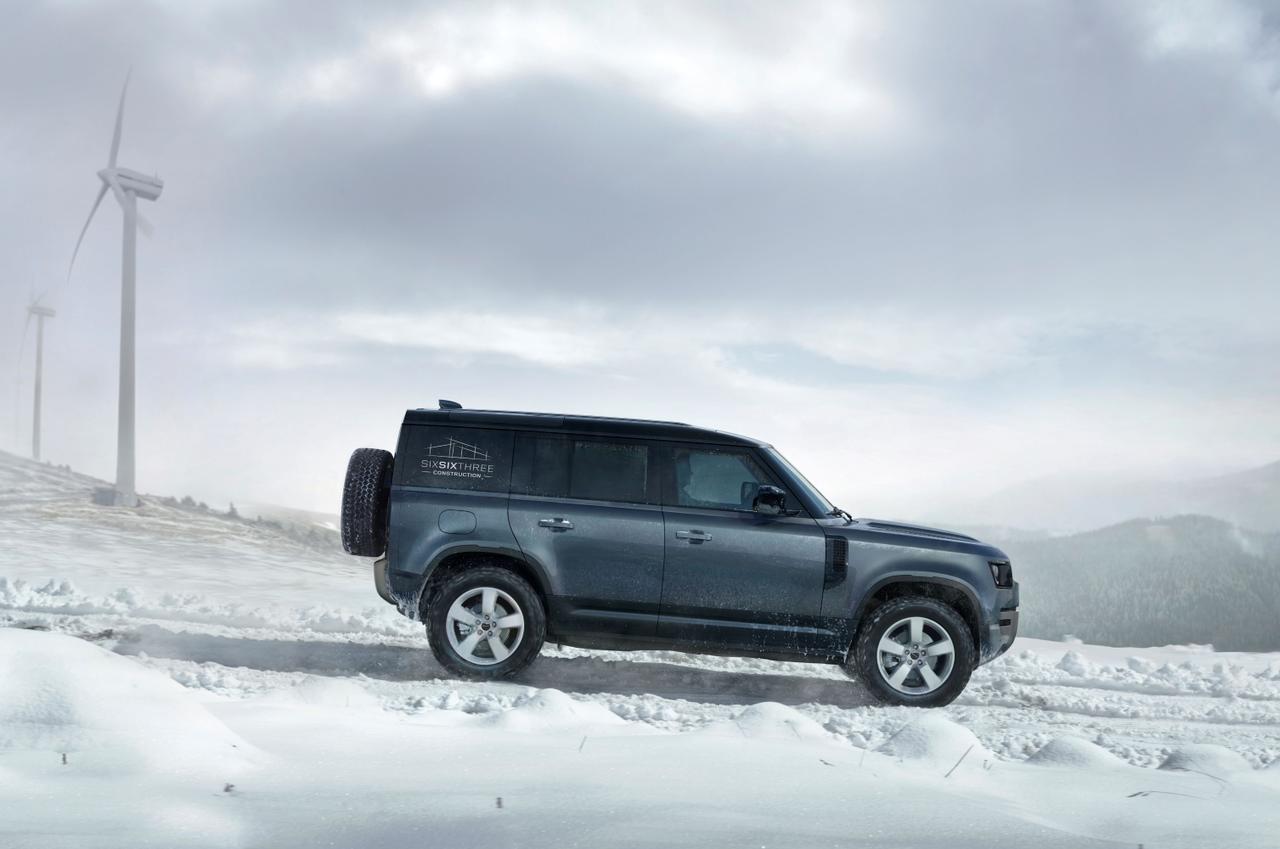 画像: 過酷な環境下で重量物を積んで走行しても、余裕を感じさせる走破性をディフェンダー ハードトップは持っている。