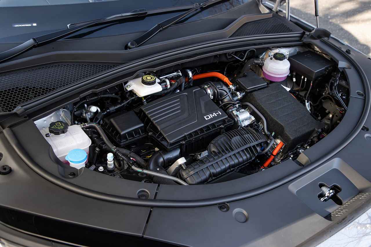 画像: 1.5L直列4気筒の高効率エンジンに、専用設計のブレードバッテリーを組み合わせ、EHSと呼ばれるエレクトリック・ハイブリッド・システムで構成される。エンジン単体は98ps/122Nmと控えめのスペック。