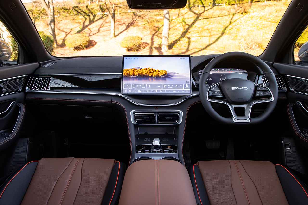 画像: インテリアはブラックを基調としたシックな仕立てで、シートやダッシュボードにはブラウンのアクセントが入る。センターコンソールはピアノブラックのパネルとクリスタルタイプのシフトセレクターで上質な仕上がり。