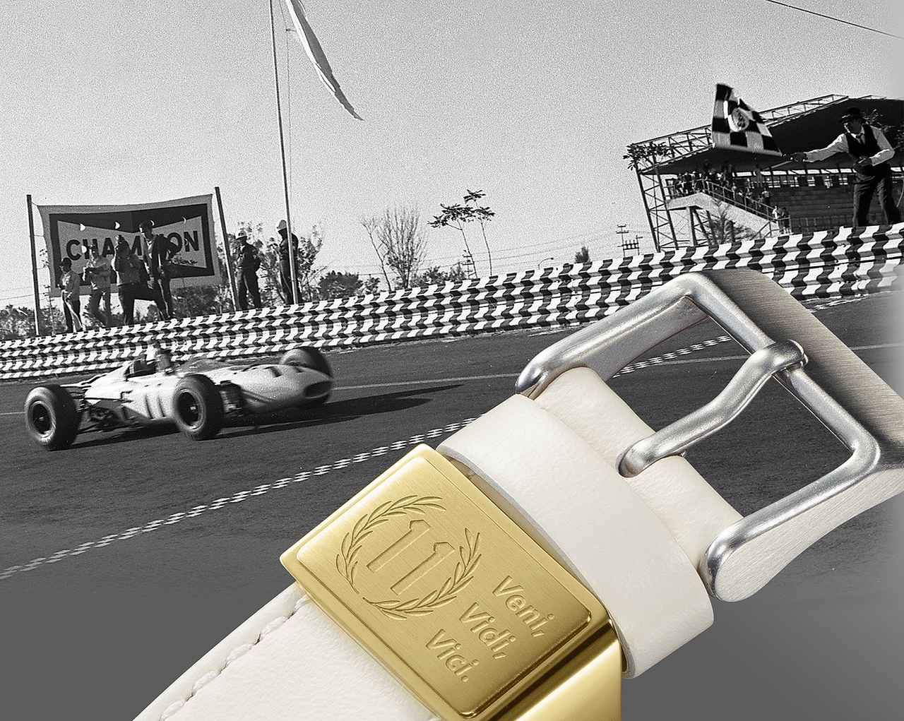 画像: ゴールドのメタル遊環に入れられたメッセージとカーナンバー。