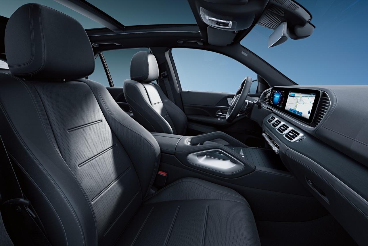 画像: 本革／ナッパレザーシートを採用し、見た目だけでなく触感にも配慮。長距離移動でも快適性を重視した設計となっている。