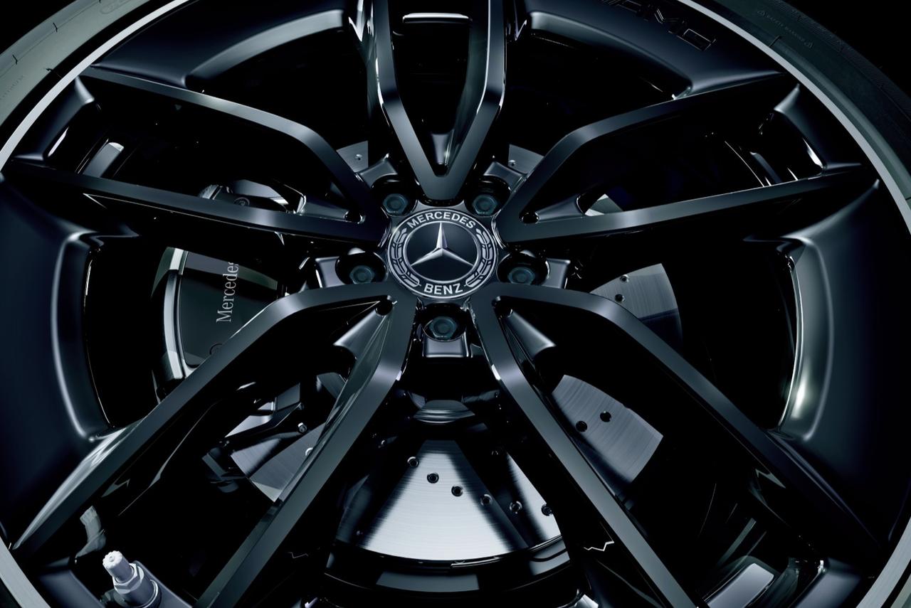 画像: 黒を基調とした22インチAMGアルミホイールが足元を引き締める。サイズ感とデザインの両立が、存在感を一段と高めている。