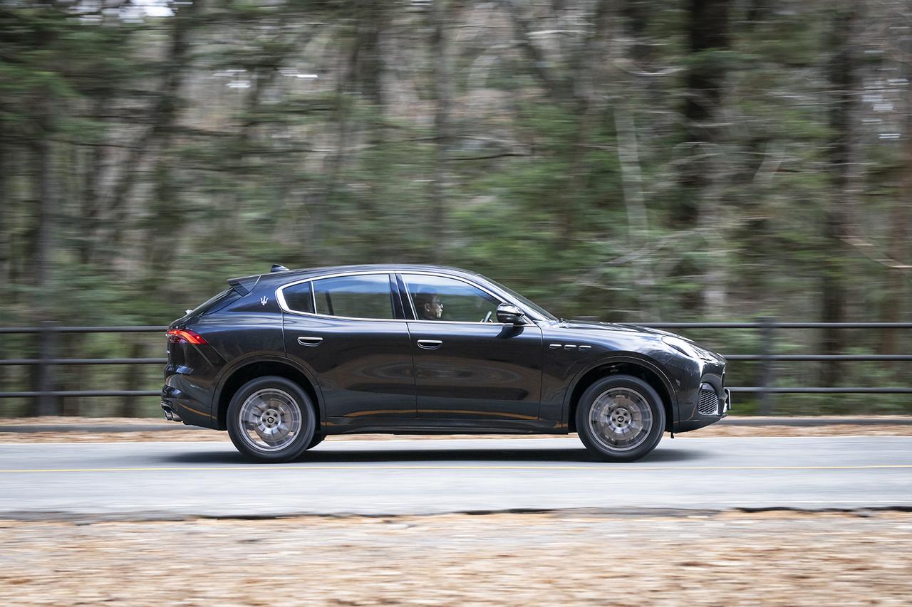 画像: 3000rpmあたりから盛り上がるエキゾーストサウンドは実に心地よく、まさに快音。走りの良さとあわせて、こうしたサウンドメイクのうまさもマセラティならでは。エントリーモデルと言えども官能性は極めて高い。