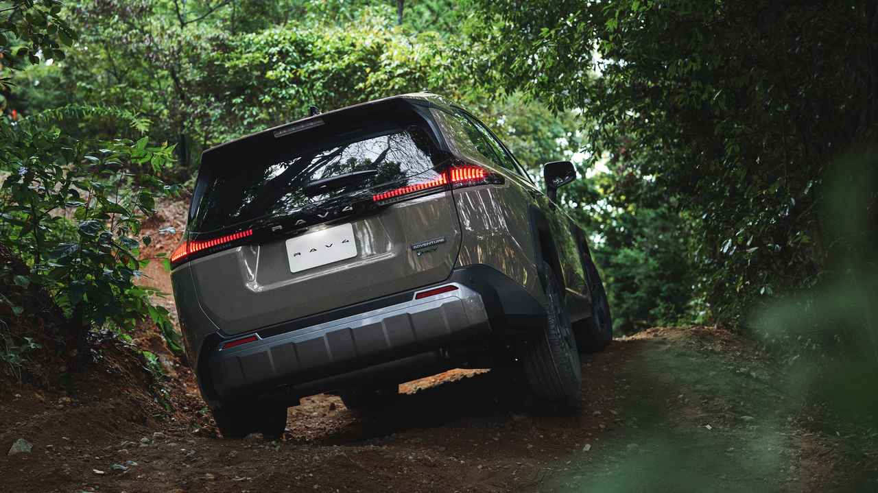 画像: 新型RAV4は悪路での走破性を向上させて、本格SUVとしての資質を感じさせる。