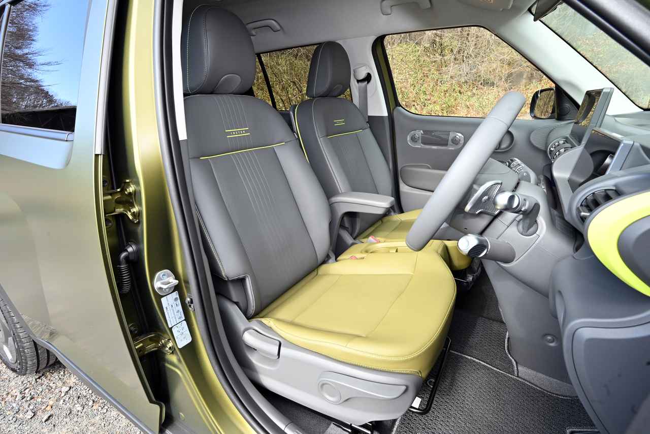 画像: 試乗車のインテリアカラーはオプションのダークグレーアマゾナスグリーン。