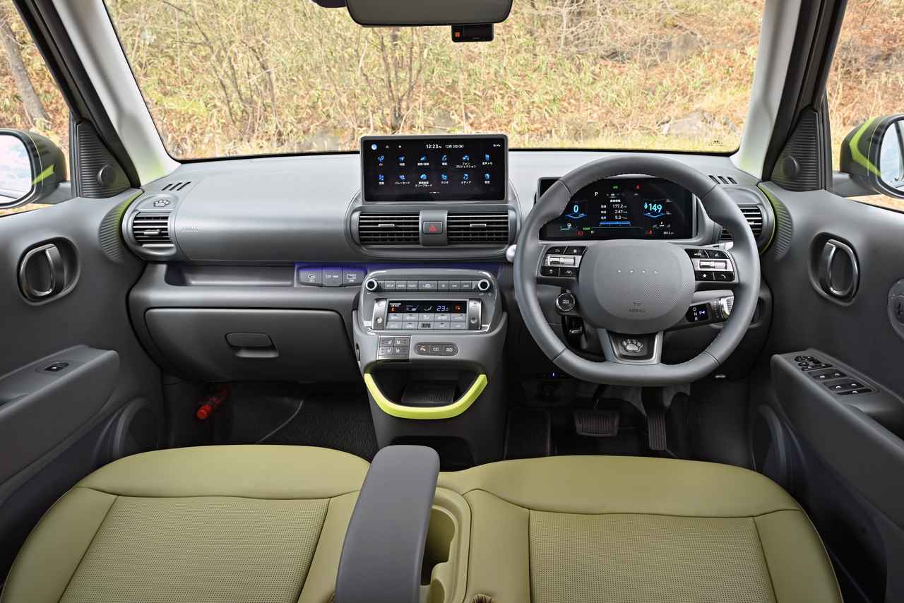 画像: インスタークロスのインパネ。オプションのHyundai 純正 ドライブレコーダー COMTEC製/ZDR027（前方・後方録画用）を装着する。