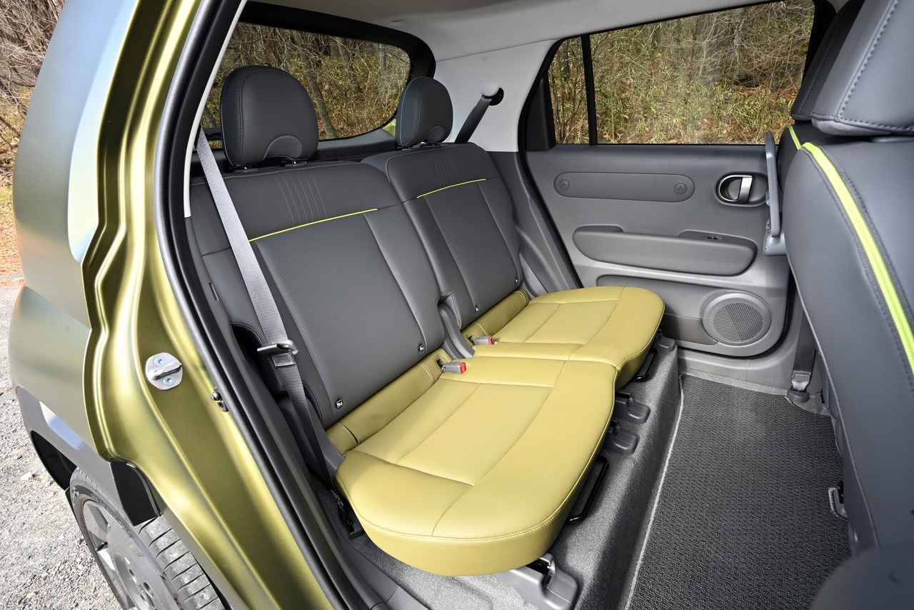 画像: インスター同様、インスタークロスもリアシートがスライド＆リクライニングが可能である。ラゲッジルームに大きな荷物を積まないのであれば、かなり広い足下空間が生まれる。