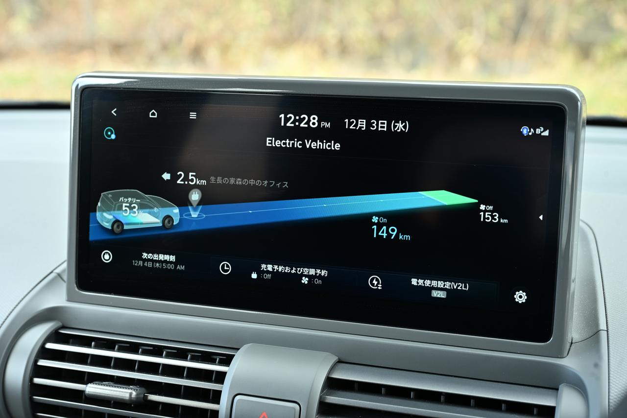 画像: EV画面では、バッテリーの残量、エアコンON／OFF時の走行可能距離、近くの充電スタンドなどの情報が表示される。