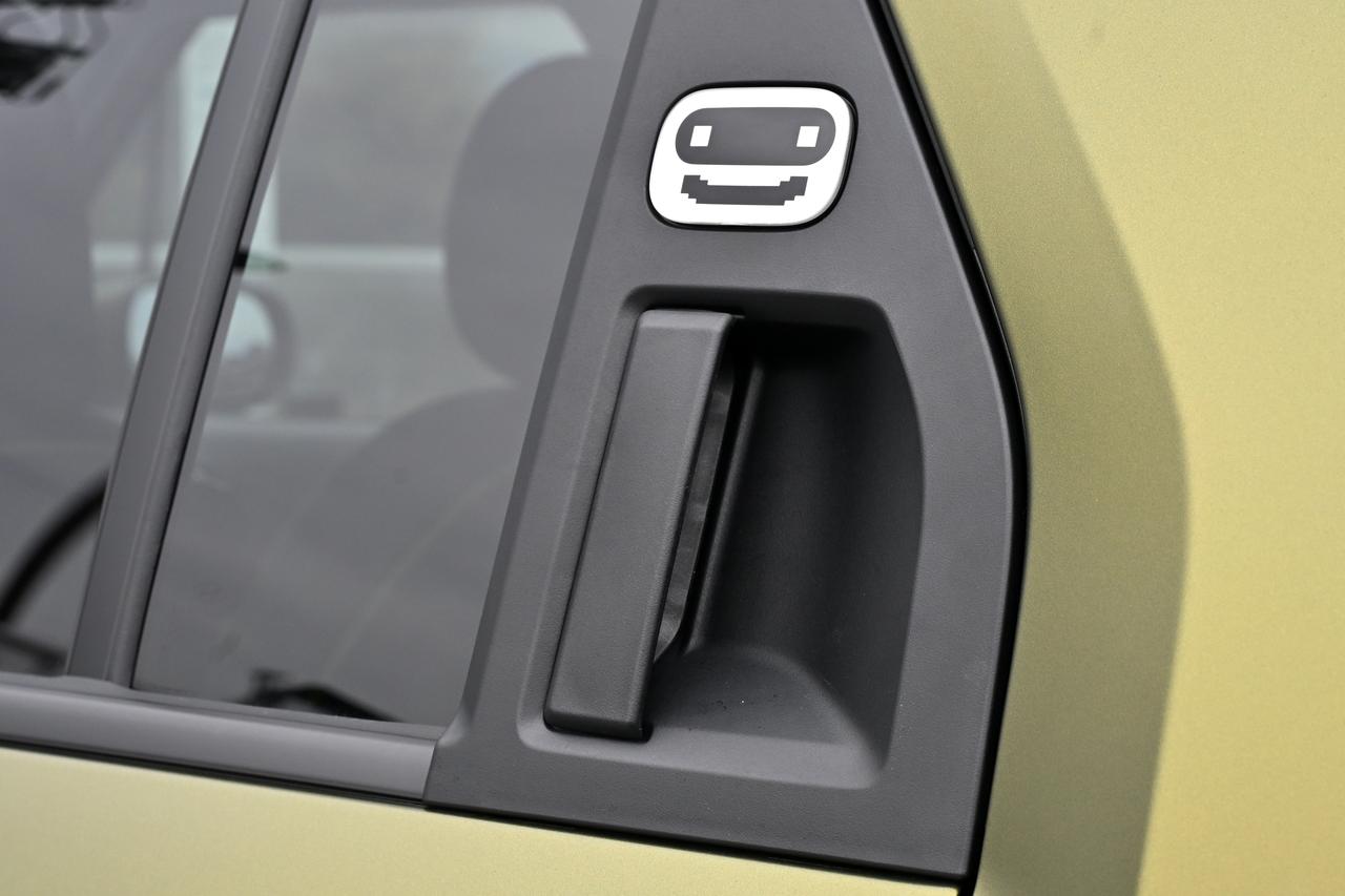 画像: インスターアイコンとなるバッジがリアドアのグリップ部に着けれれる。かわいらしいアイテムだ。