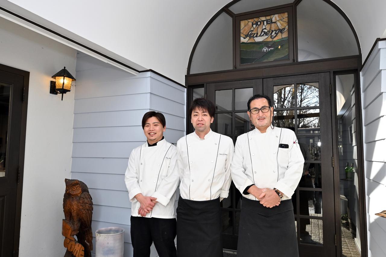 画像: 左から伊藤優希さん（薪火料理シェフ）、五味祐輔さん（社長 ル・マリアージュシェフ）、五味博オーナー。