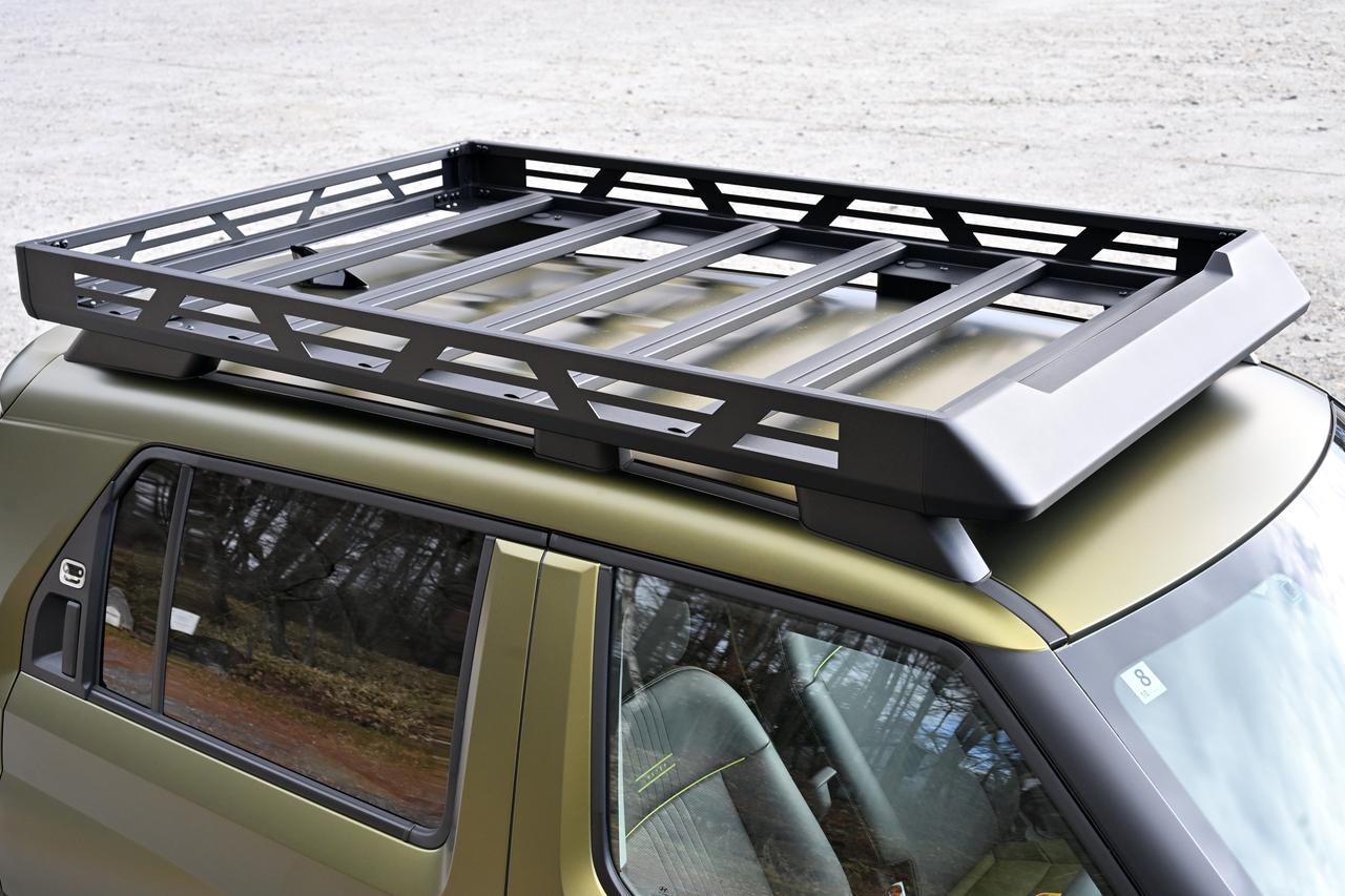 画像: インスタークロスをアクティブな印象にしているのがこのルーフバスケットである。キャンプやアウトドア用品を積んで出かけたくなる。