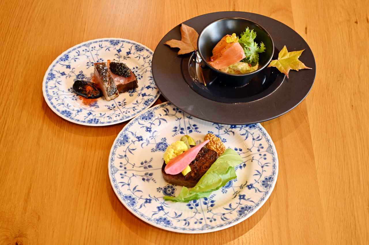 画像: 3種類の前菜（季節によって前菜のメニューは変わる）。今回は、洋風茶碗蒸し、八ヶ岳の鹿肉＆オーガニック野菜、愛知産ぶりの藁焼きキャビア添え。