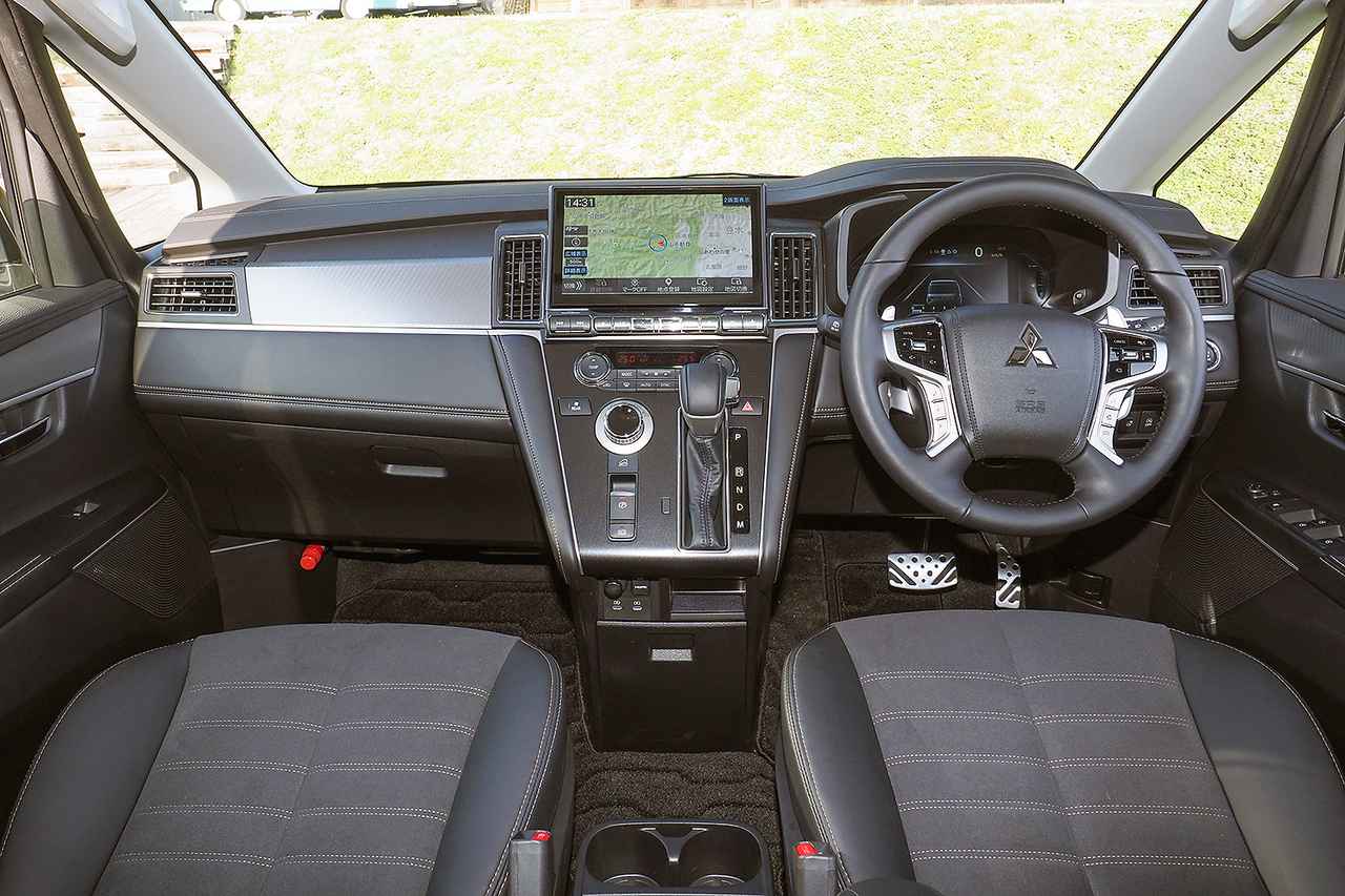 画像: 金属調アクセントを採用したインストルメントパネルにより、先進性に加えギア感とプレミアム感を高めた。