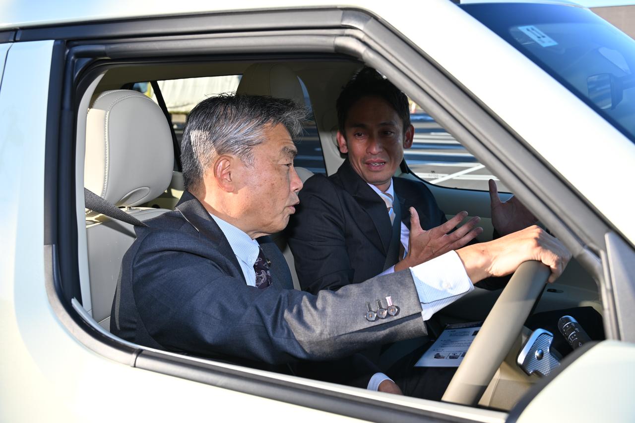 画像: インスターの説明を車内で受けている渡辺木更津市長。