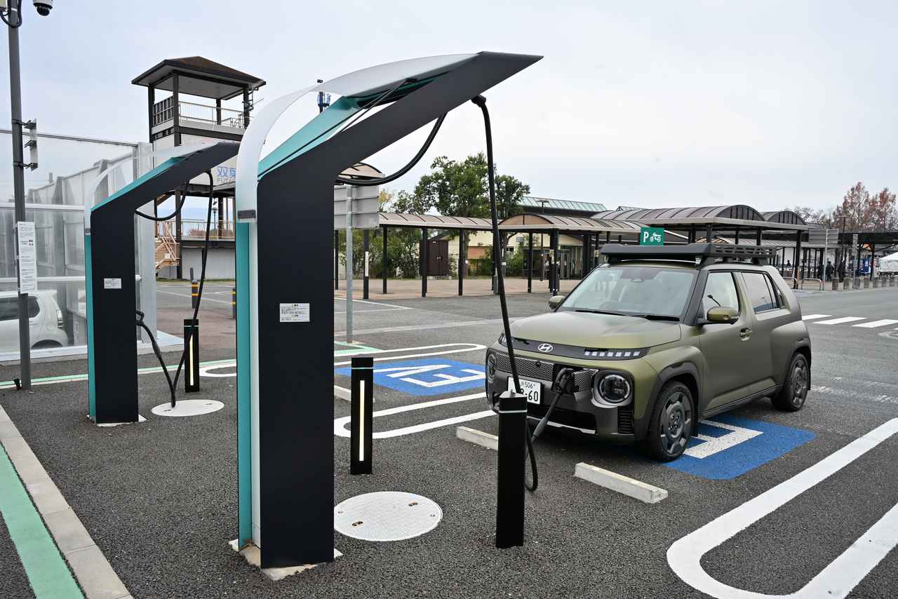 画像: 中央高速道の双葉サービスエリアで充電。ここは充電器も多く、駐車スペースも広くとても快適。ただし屋根がないので雨や雪が降っているときは充電するかどうか迷ってしまう。