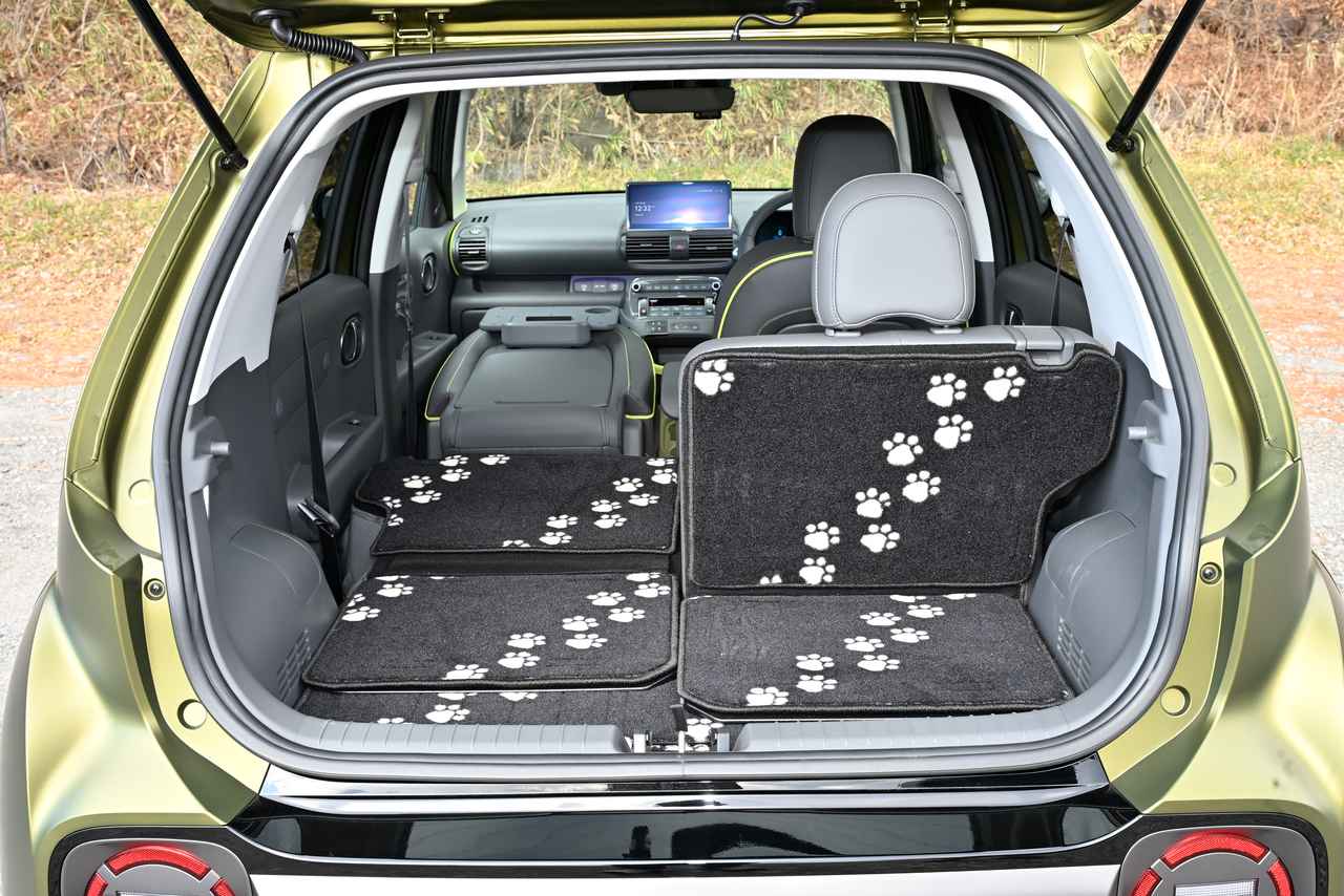 画像: フロントシートも前側に倒せるのがインスター＆インスタークロスの特徴。ラゲッッジフロアマットはパピーセットに含まれている。