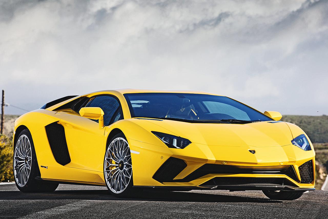 画像: 2016年にはアヴェンタドールSへとビッグマイナーチェンジ。Sは、ミウラやウラッコになどにも使われた高性能モデルの証だ。