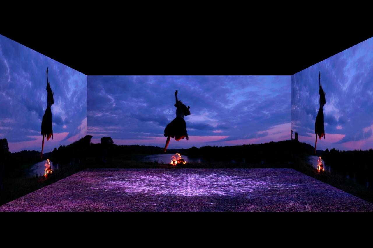 画像: 「LISTEN. ONE MOMENT」：この作品は10年をかけて約26ヵ国を巡り、未来へ紡ぎたい「音」の宝を映像に収めてきた。東西を結んだ騎馬民族のリズム、流浪の民や吟遊詩人のメロディ、心をひとつに結ぶ歌の宴、世代から世代へと受け継がれた魂のダンス…文化が行き交った道を辿り、生きる力を育む「音」を旅できる。