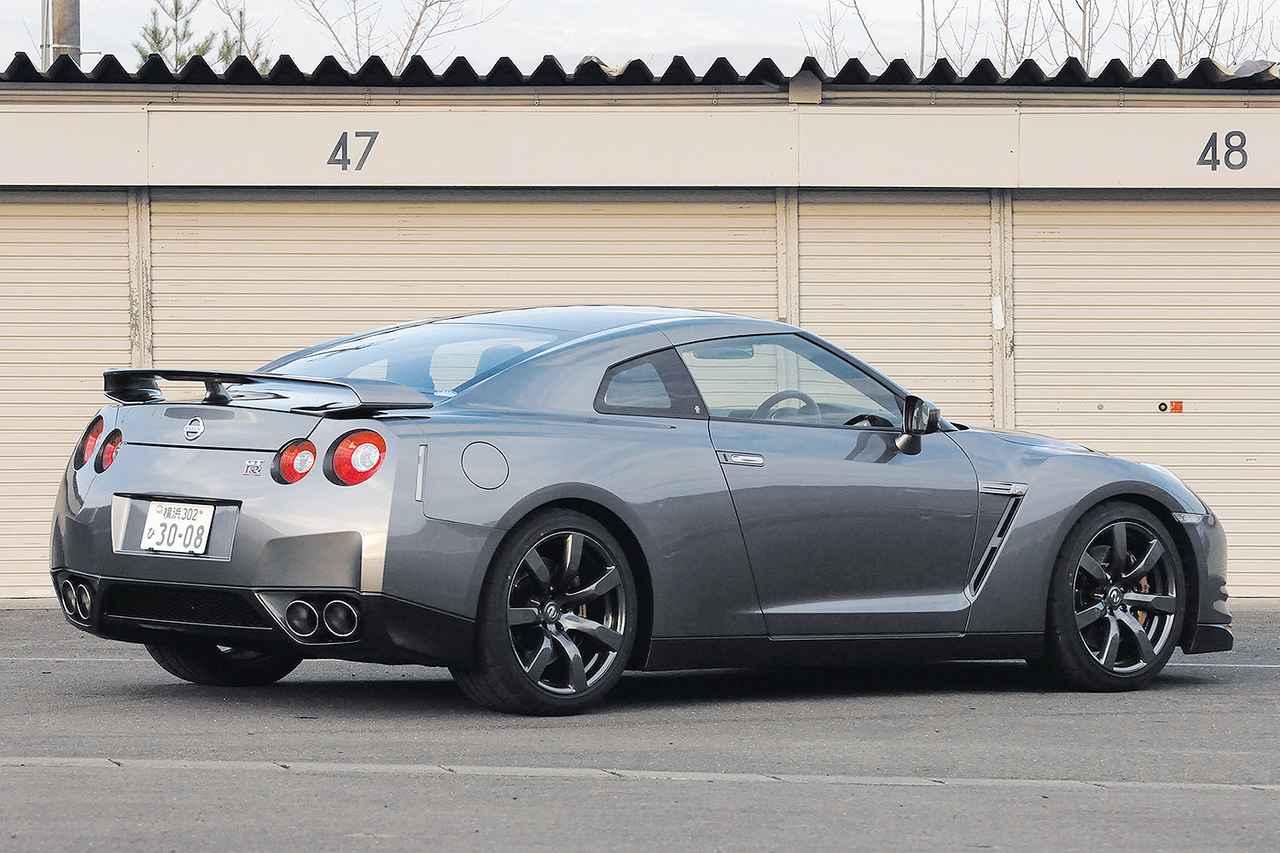 画像: リアビューもスマートさよりも筋肉に覆われた力強さを感じさせる。フロントフェンダーのアウトレットも特徴的だ。