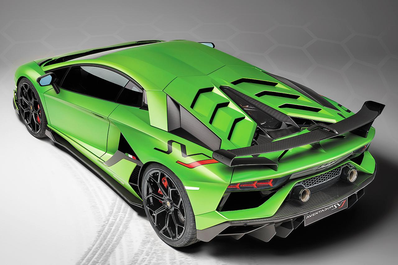 画像: カーボン製のリアウイングに、フロアには徹底したディフューザーを設けたSVJのリアビュー。パワーは770psまでアップされた。