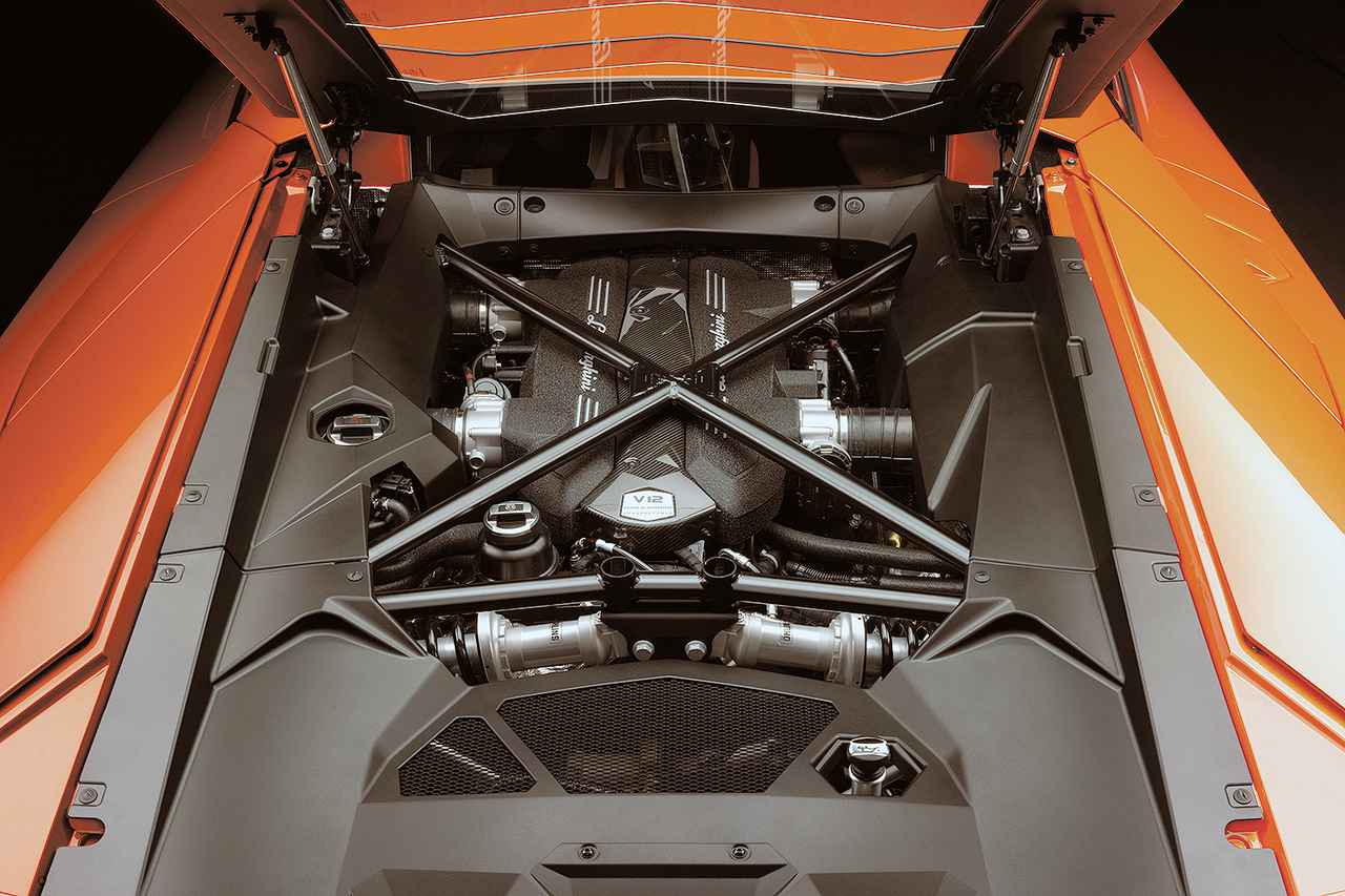 画像: カウンタックからベースを受け継いできたV12エンジンも、アヴェンタドールでは新設計となった。掛け値なしの700psは強烈だ。