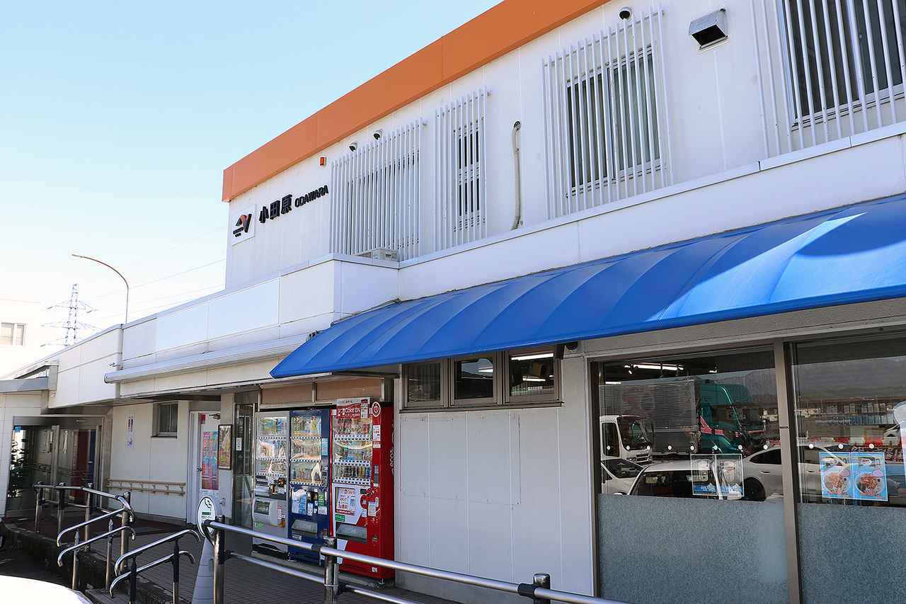 画像: 小田原PA(下り)は、小田原厚木道路の小田原東IC手前にある料金所を出てすぐ左手にある。