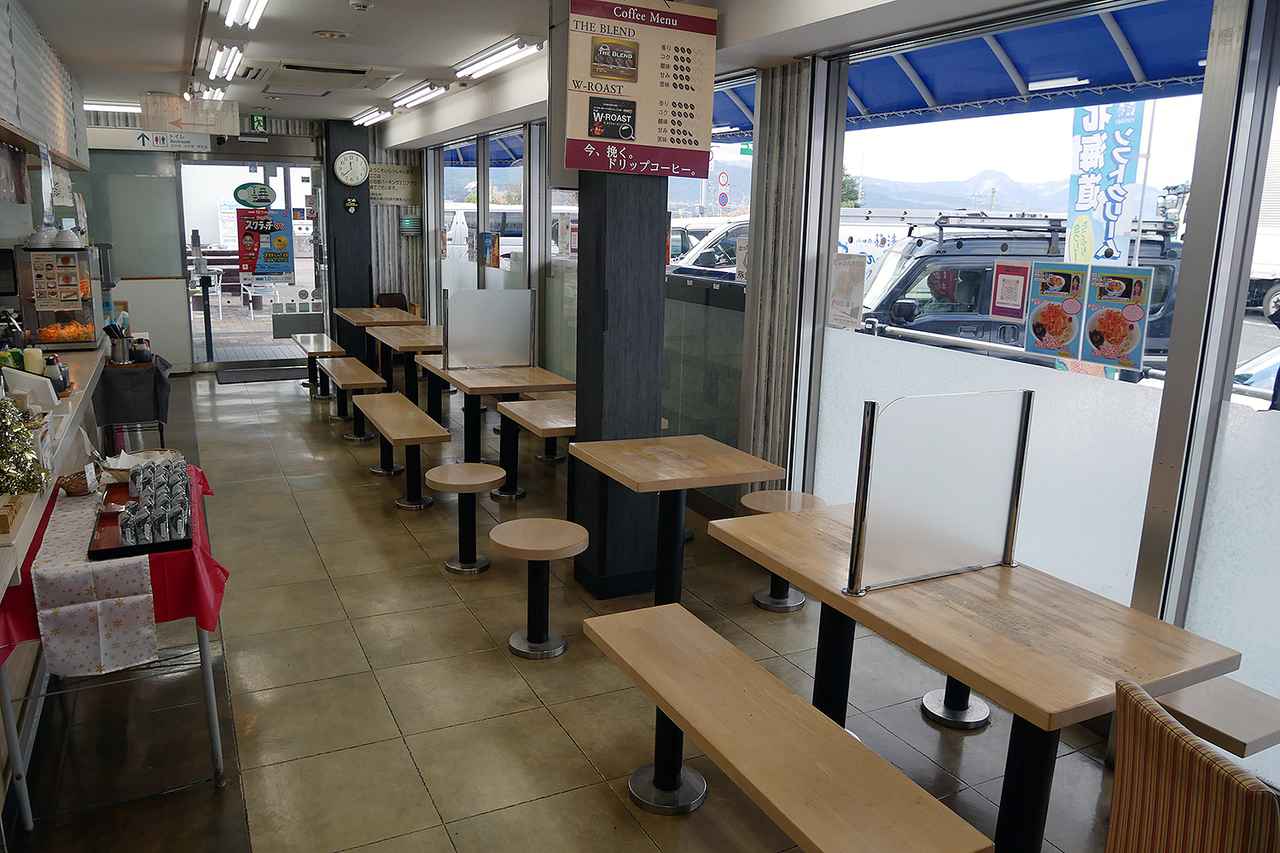 画像: 小田原PA（下り）のフードコートは、窓に面して一列に席が並んでいる。