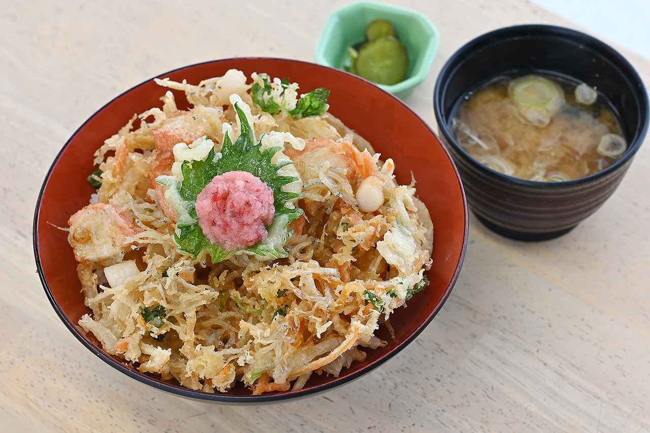 画像: 小田原厚木道路・小田原PA(下り)で人気の「小田原の蒲鉾としらすのかき揚げ丼」(1400円)。