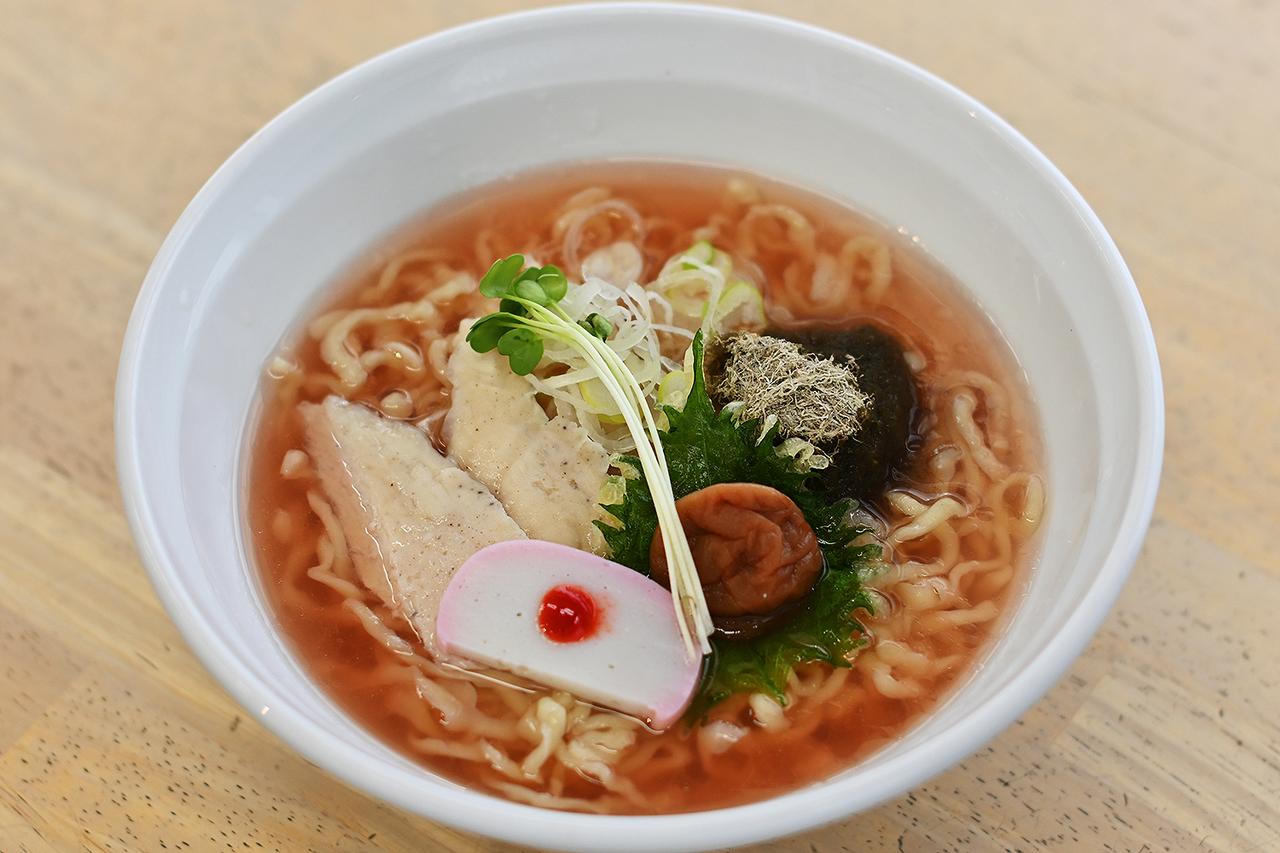 画像: 小田原系ラーメンの特徴となる「ピロピロ麺」と、地元のカマボコ、梅干しを用いた「小田原梅塩ラーメン」（980円）。