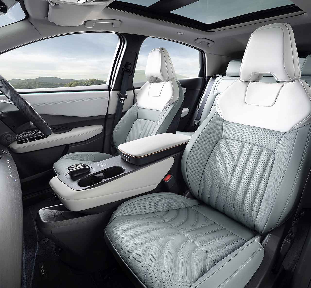 画像: ホワイト／グリーンのシート地はスエードと合皮のコンビ。パノラミックガラスルーフはオプション。