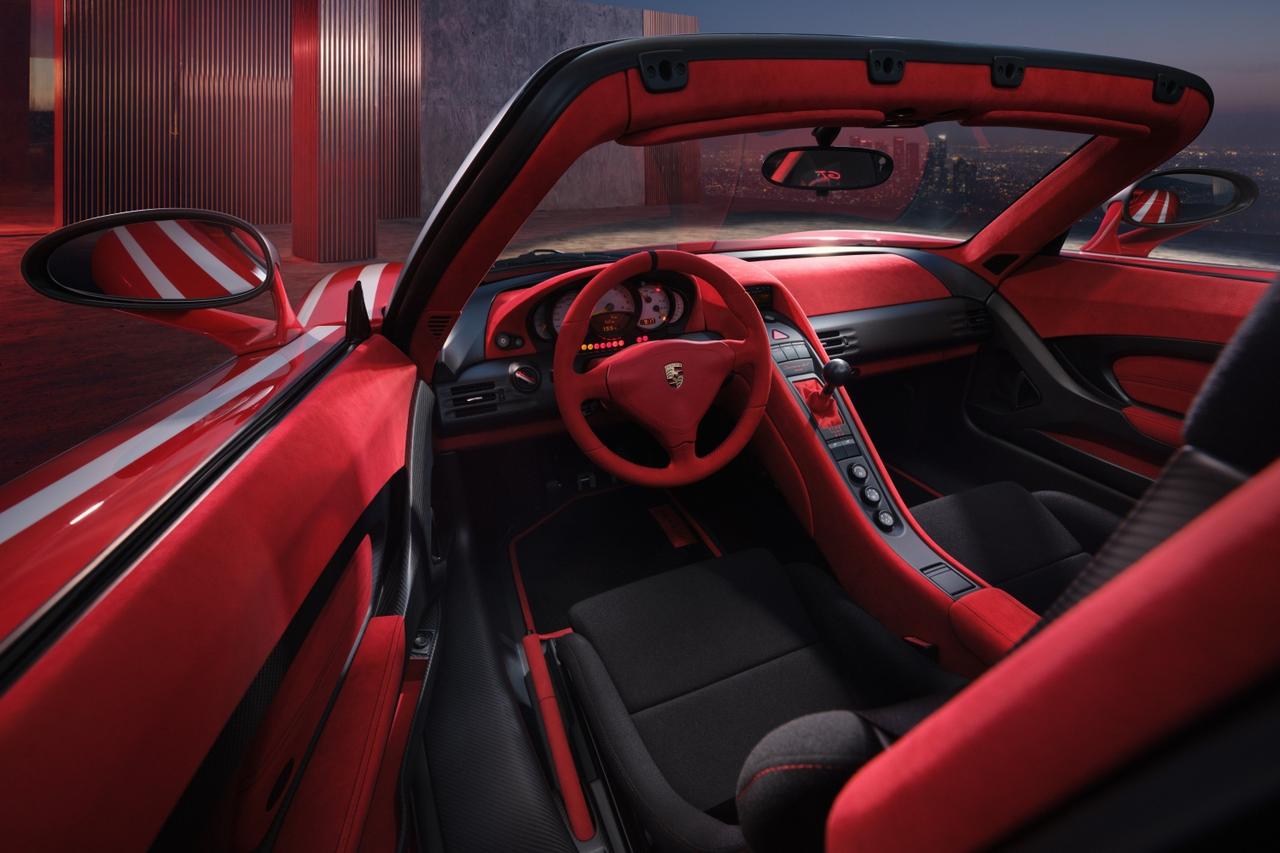 画像: ダッシュボードからステアリングまで赤で統一。視界に入るすべてがドライバー中心に設計された、走りを意識した空間だ。