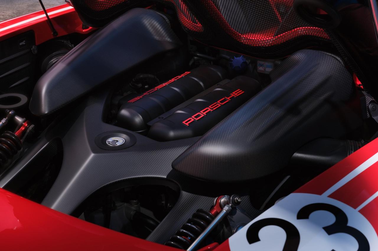 画像: カーボン製カバーに赤文字の「PORSCHE」が映えるV10エンジン。完全分解・再組み立てにより、技術的には新車同等の状態へと蘇った。