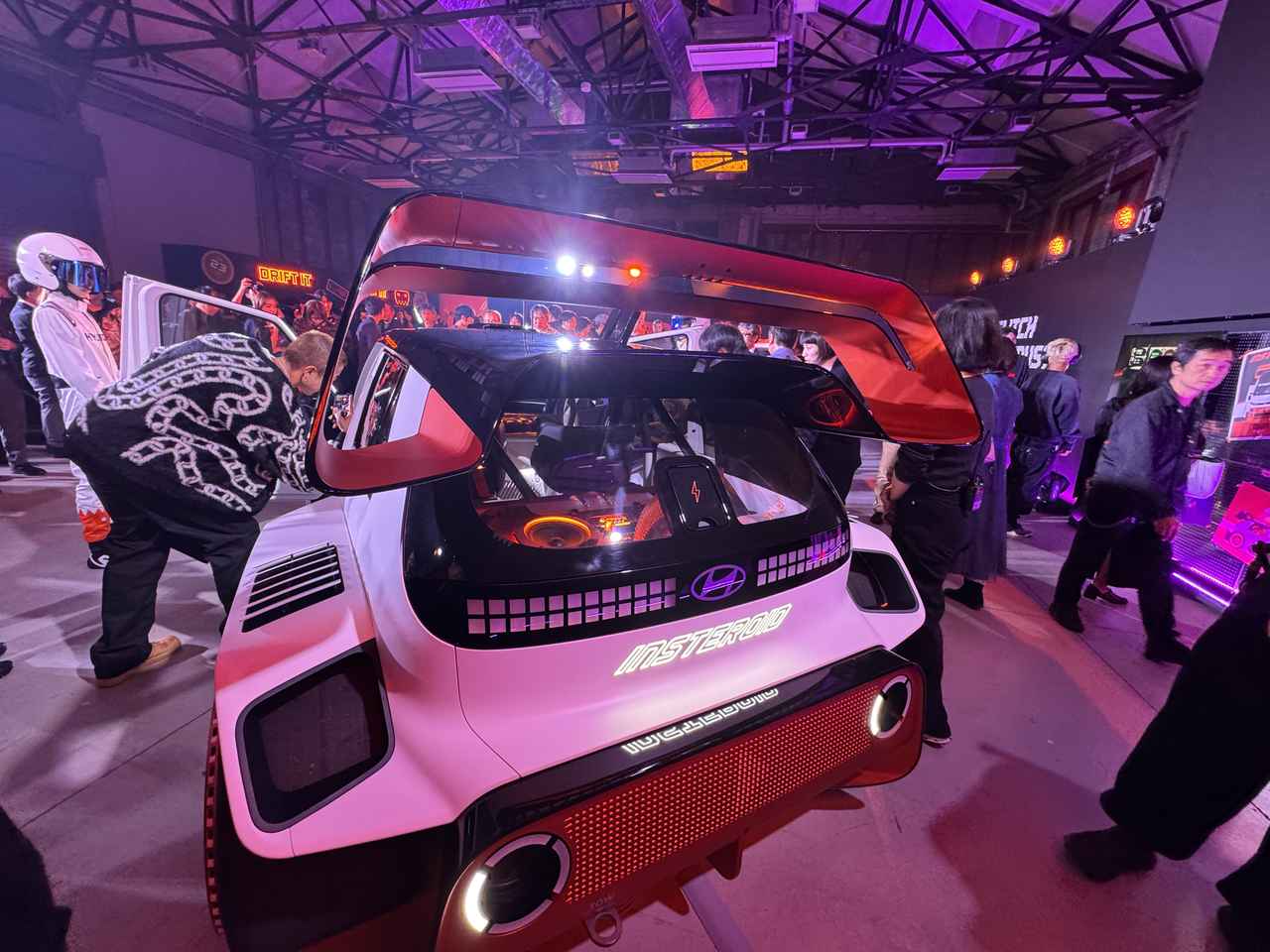 画像: 大胆なフレアフェンダー、空力性能を向上させるリアウイングスポイラー、21インチホイールを備えたダイナミックなデザイン。