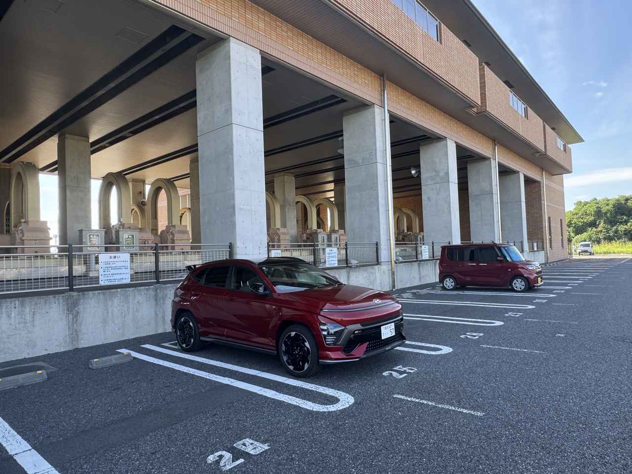 画像: 広くガラガラな駐車場では、少し遠くなっても左右にクルマがいない場所に駐車する。しかし戻ってくると隣にクルマが駐まっていることもよくある。トナラーというそうだ。