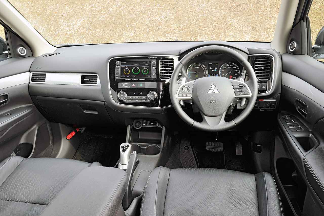 画像: インパネまわりの造形はエンジン車のアウトランダーと同じだが、エネルギーフローやEV走行比率などの情報をディスプレイに表示する。