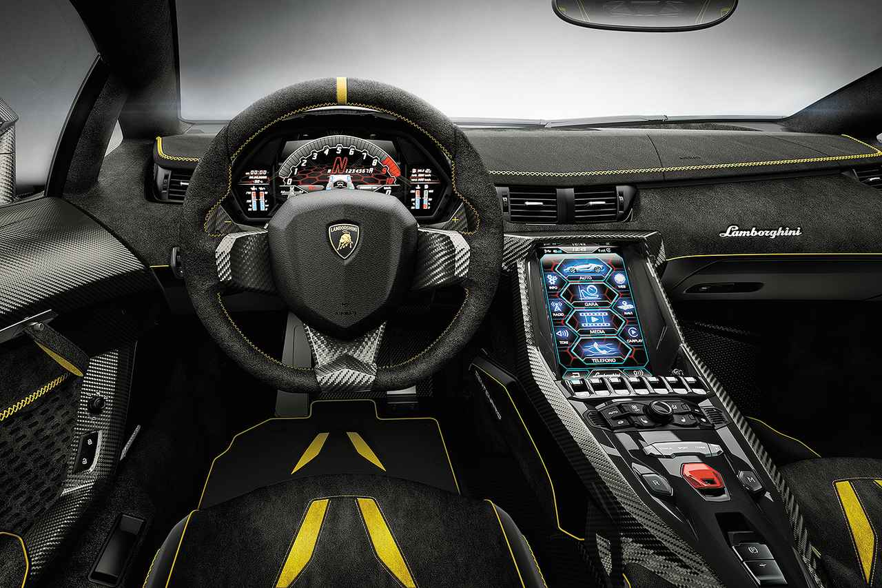 画像: カーボンファイバーとアルカンターラがふんだんに使われたインテリア。操作パネルは液晶モニターだ。