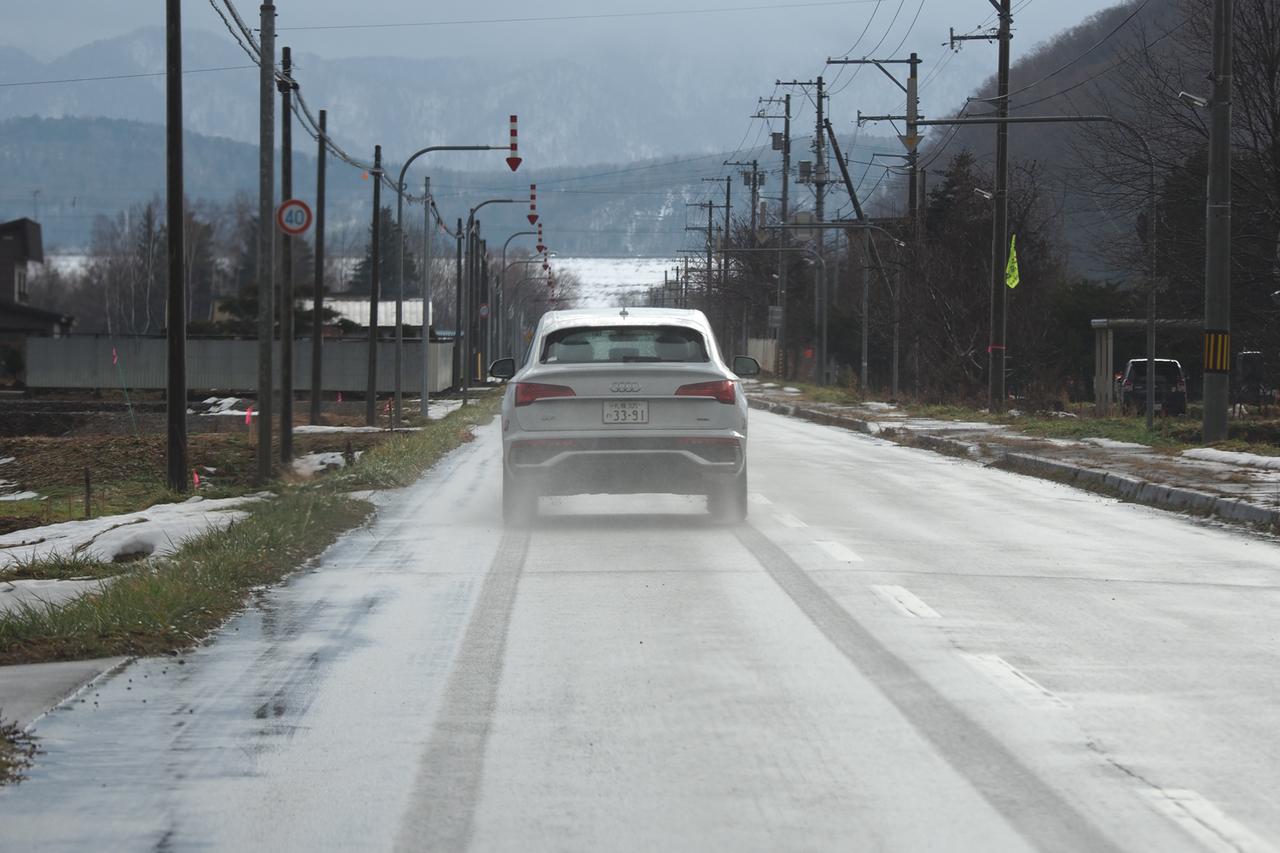 画像: アウディQ5での市街地試乗はウエット路面。