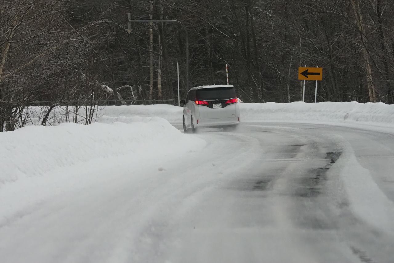 画像: 凍結路面に降雪が載った状態でもグリップの手応えを感じられる。