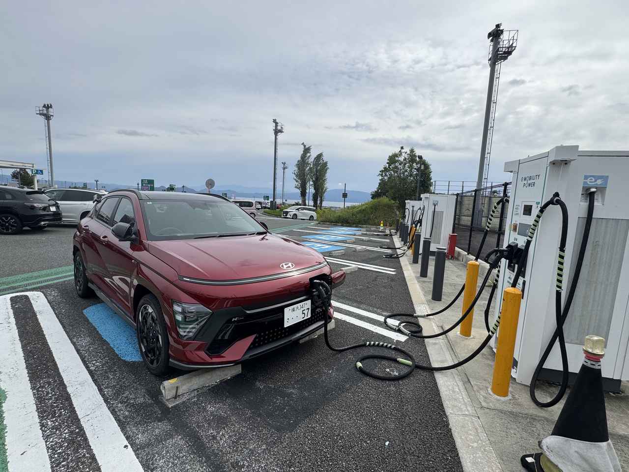 画像: 新東名高速駿河湾沼津SAの充電スタンドは、数もあり便利だが1基は屋根が欲しい。