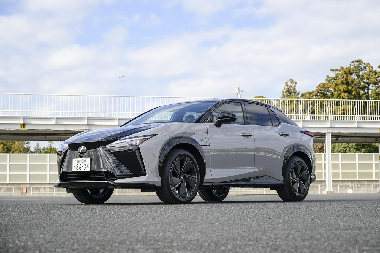 画像: BEVシステム全面刷新、モーター高出力化や航続距離の伸長、プラットフォーム改良による走りの基本性能の磨き上げと改良の内容は多岐にわたる。FWDの350eは航続距離を733kmに伸ばし、充電性能も上げて実用性を向上。一方550eはシステム出力300kWにステアバイワイヤやIMD搭載で走りの愉しさを引き上げた。