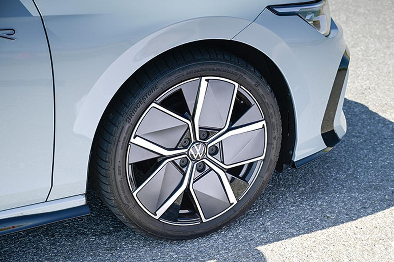 画像: 外観にもRライン専用パーツが多数。アクティブは16インチ、スタイルは17インチなので、標準ゴルフではRラインが唯一の18インチホイール装着車。