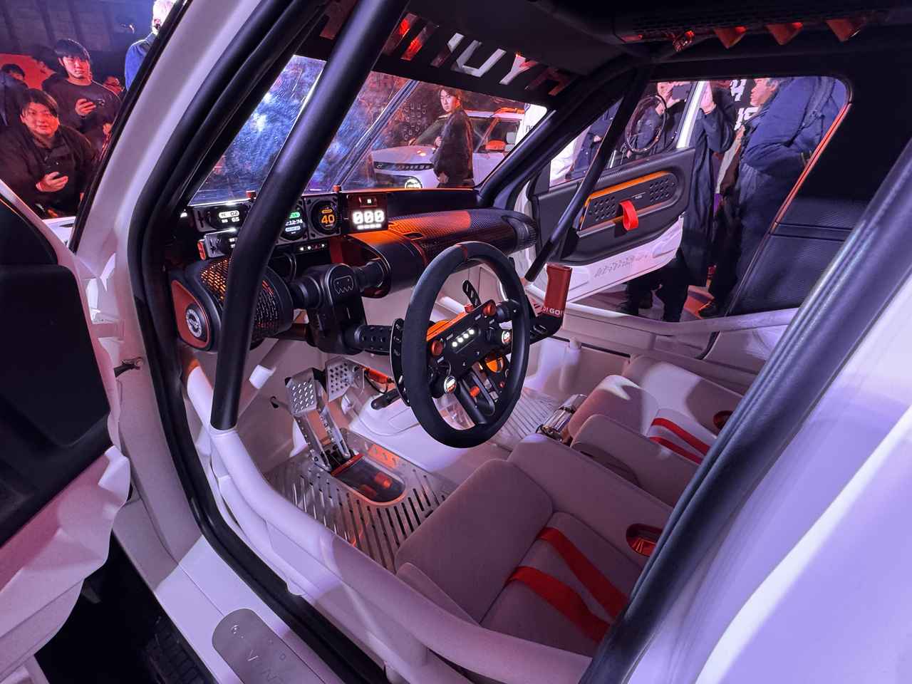 画像: ゲームから着想を得たというコクピットのような演出のインテリア。随所にキャラクターの「Boost」がデザインされる遊び心もある。